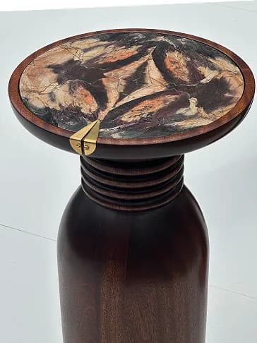 Jasper-topped pedestal with a gold jewellery-setting detail.