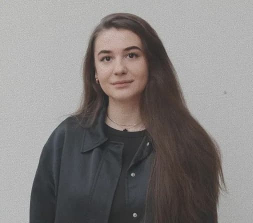 Portrait of Anna Kos, founder of Anna Kos Studio.